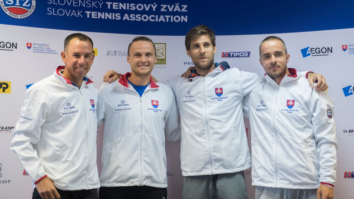 Zľava nehrajúci kapitán Dominik Hrbatý a tenisti Jozef Kovalík, Martin Kližan a Andrej Martin.