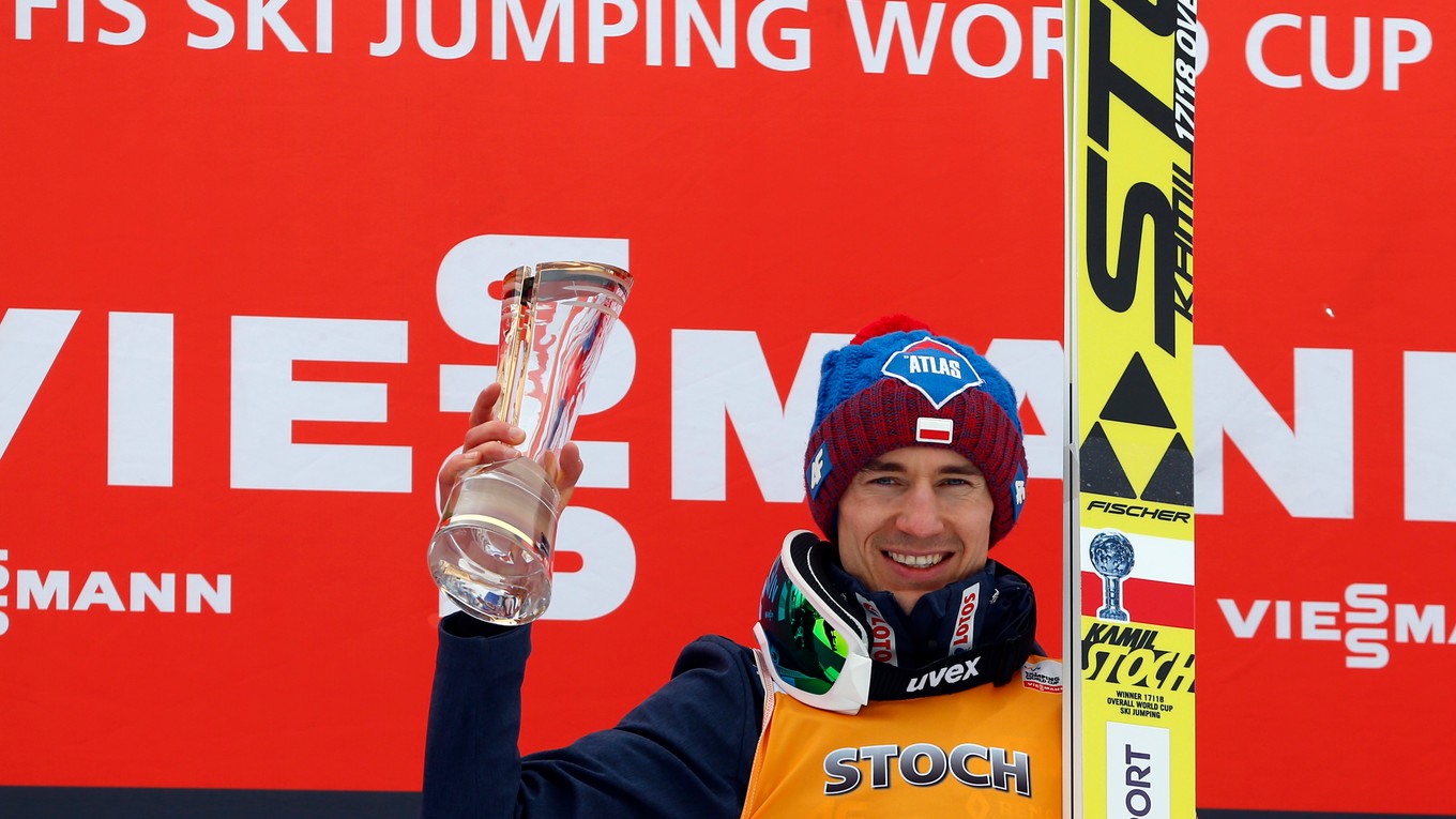 Kamil Stoch pózuje s víťaznou trofejou.