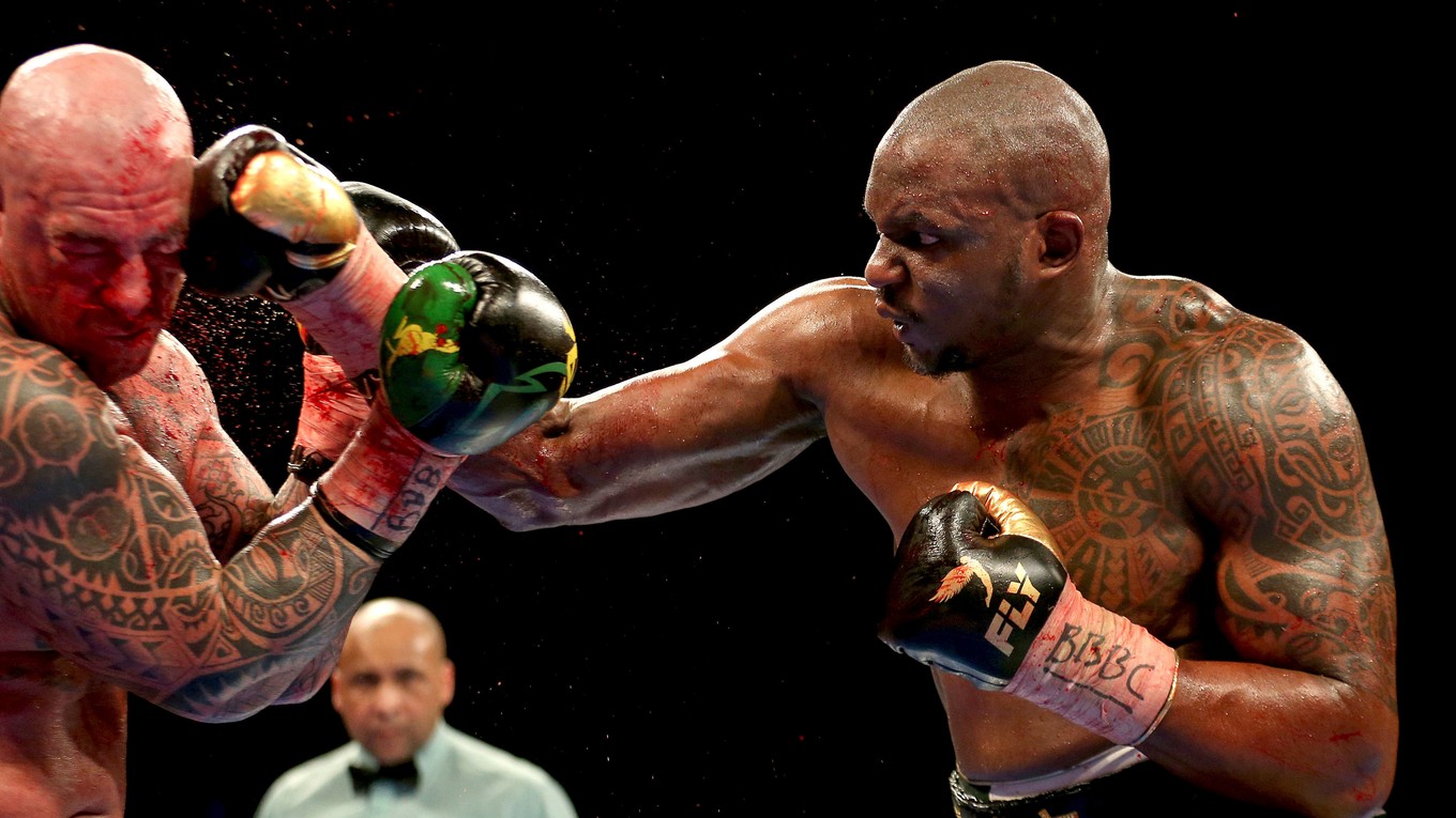 Dillian Whyte (vpravo) obhájil svoj opasok.