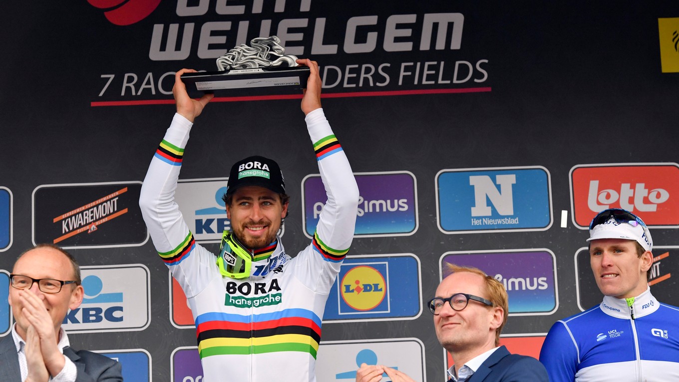 Peter Sagan dvíha nad hlavu trofej za víťazstvo na pretekoch Gent - Wevelgem.