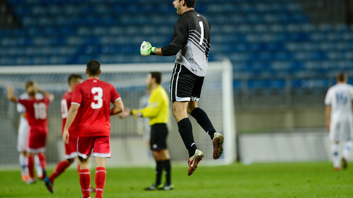 V novembri 2013 sa Gibraltár vo svojej absolútnej premiére tešil z výsledku 0:0 proti Slovensku.