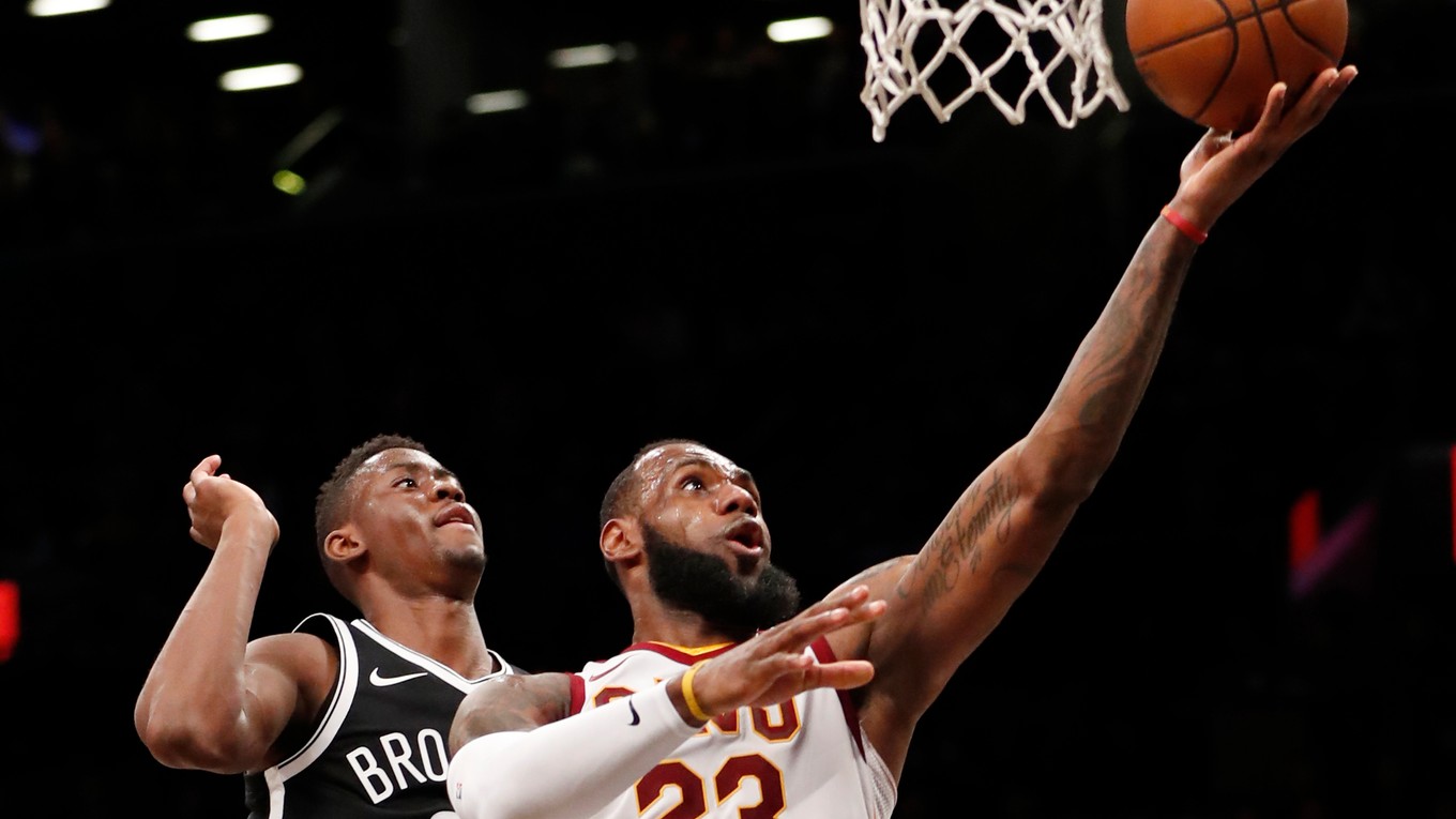 LeBron James zakončuje na kôš v zápase proti Brooklynu.