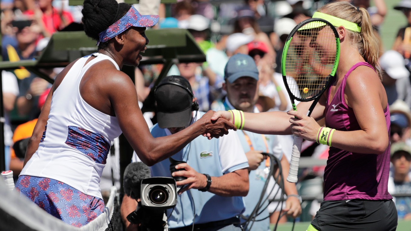 Venus Williamsová (vľavo) postúpila v Miami do osemfinále.