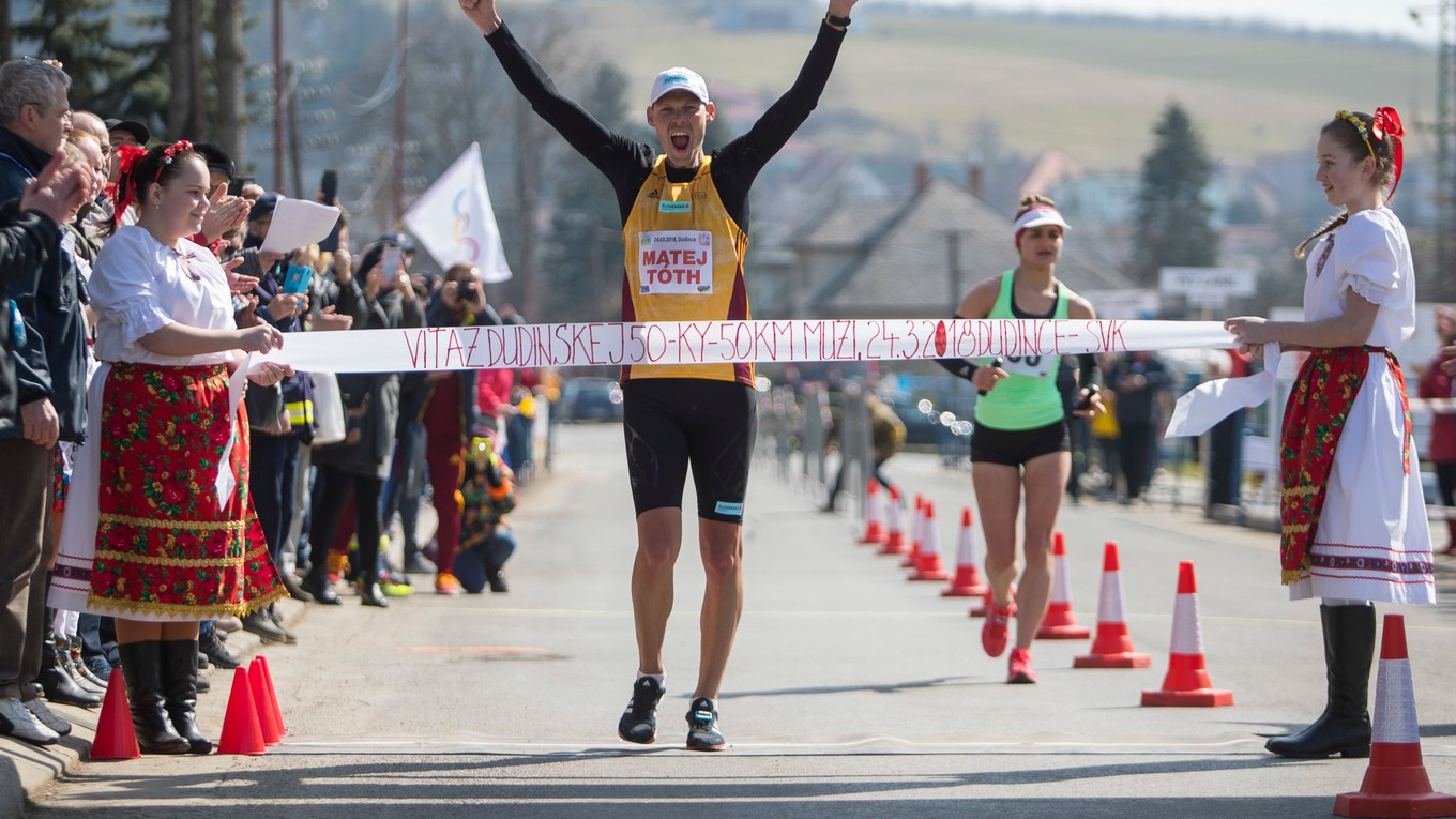 Matej Tóth sa raduje z triumfu na 37. ročníku Dudinskej päťdesiatky.