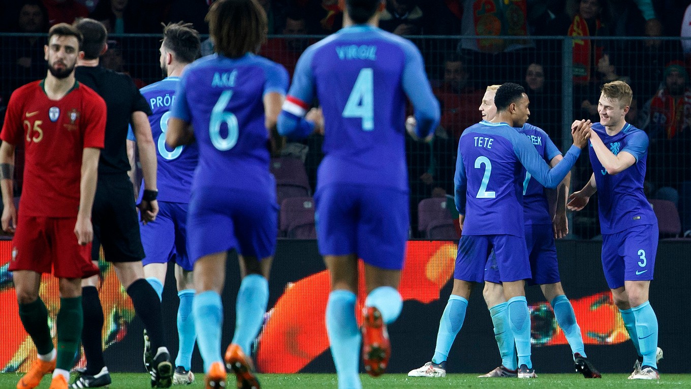 Futbalisti Holandska sa radujú po jednom z gólov.