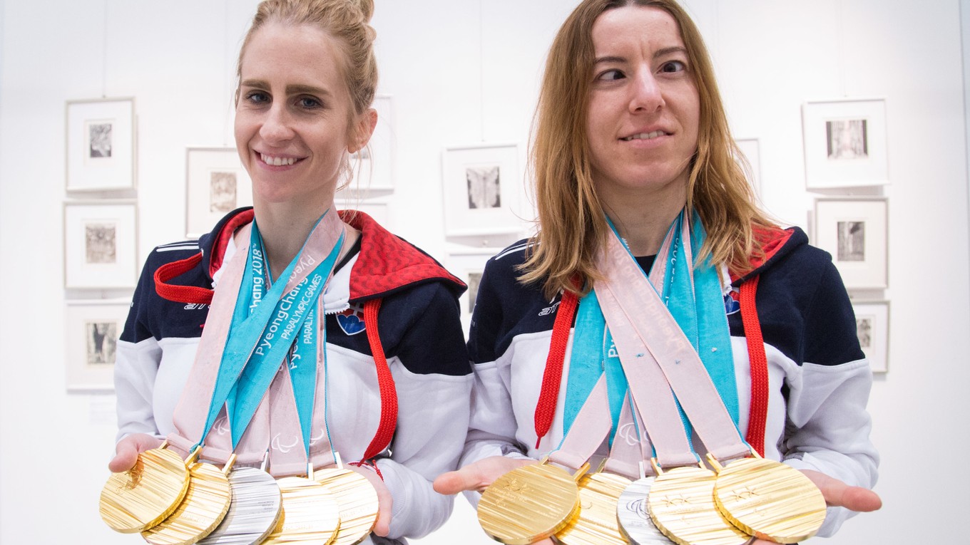 Úspešná dvojica s medailami z Pjongčangu. Vľavo Natália Šubrtová, vpravo Henrieta Farkašová.