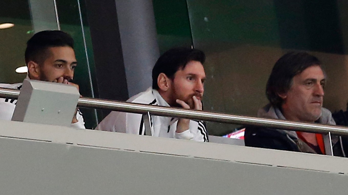 Argentínsky futbalista Lionel Messi (uprostred) sledoval prípravný zápas z tribúny.
