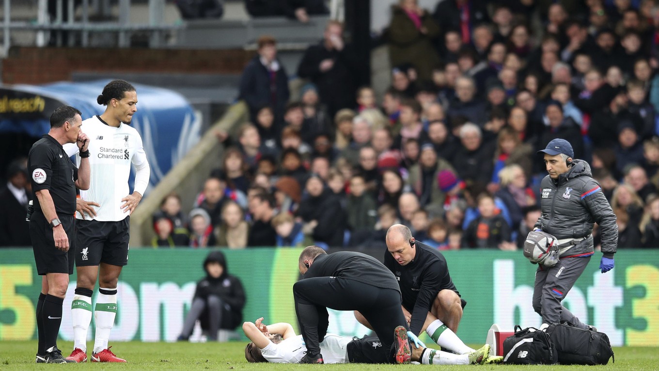 Adam Lallana v opatere lekárov.
