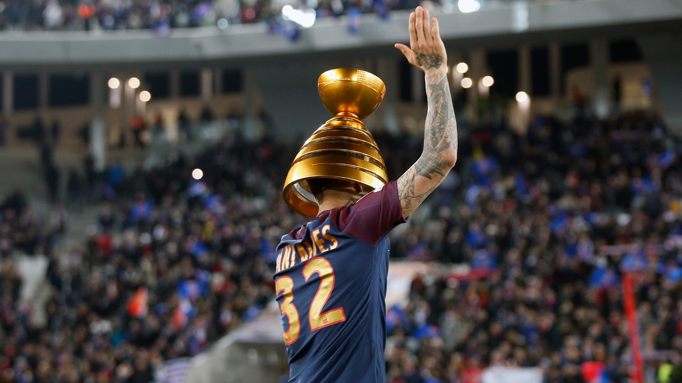 Dani Alves oslavoval triumf vo francúzskom Ligovom pohári.