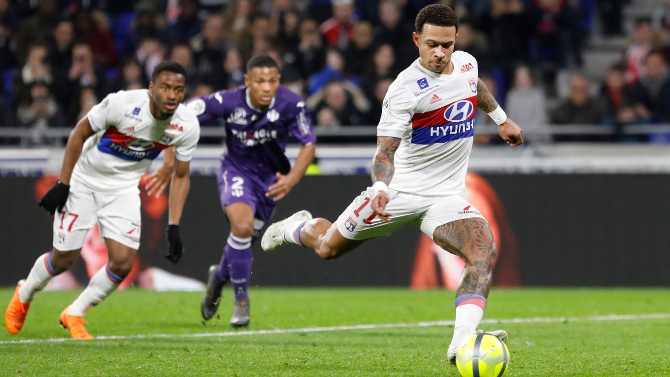 Futbalisti Lyonu zvíťazili na Toulouse 2:0.