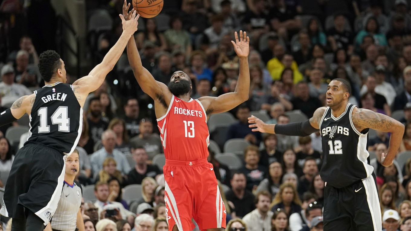 Jamesa Hardena z Houston Rockets zastavill protihráč Danny Green v tmavom drese tímu San Antonio Spurs.