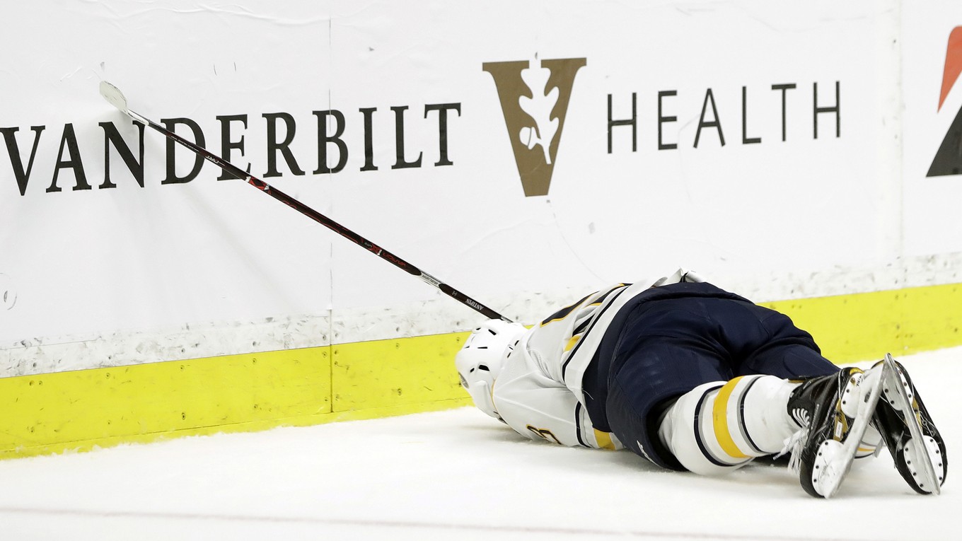 Victor Antipin leží na ľade po zákroku Scotta Hartnella.