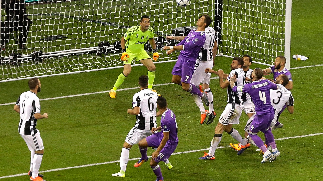 Cristiano Ronaldo vo výskoku v šestnástke Juventusu vo finále Ligy majstrov v júni 2017 v Cardiffe.