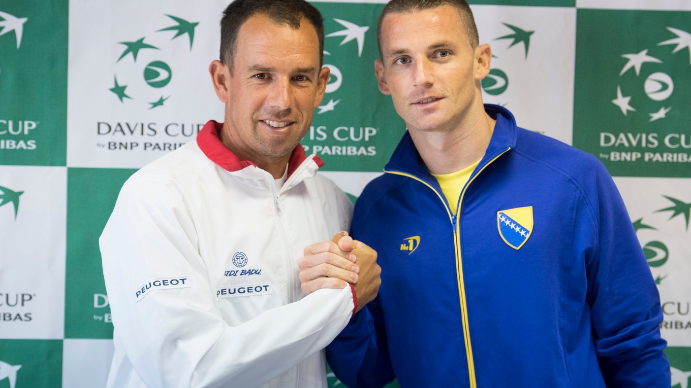 Dominik Hrbatý (vľavo) a Tomislav Brkič, kapitáni oboch tímov.