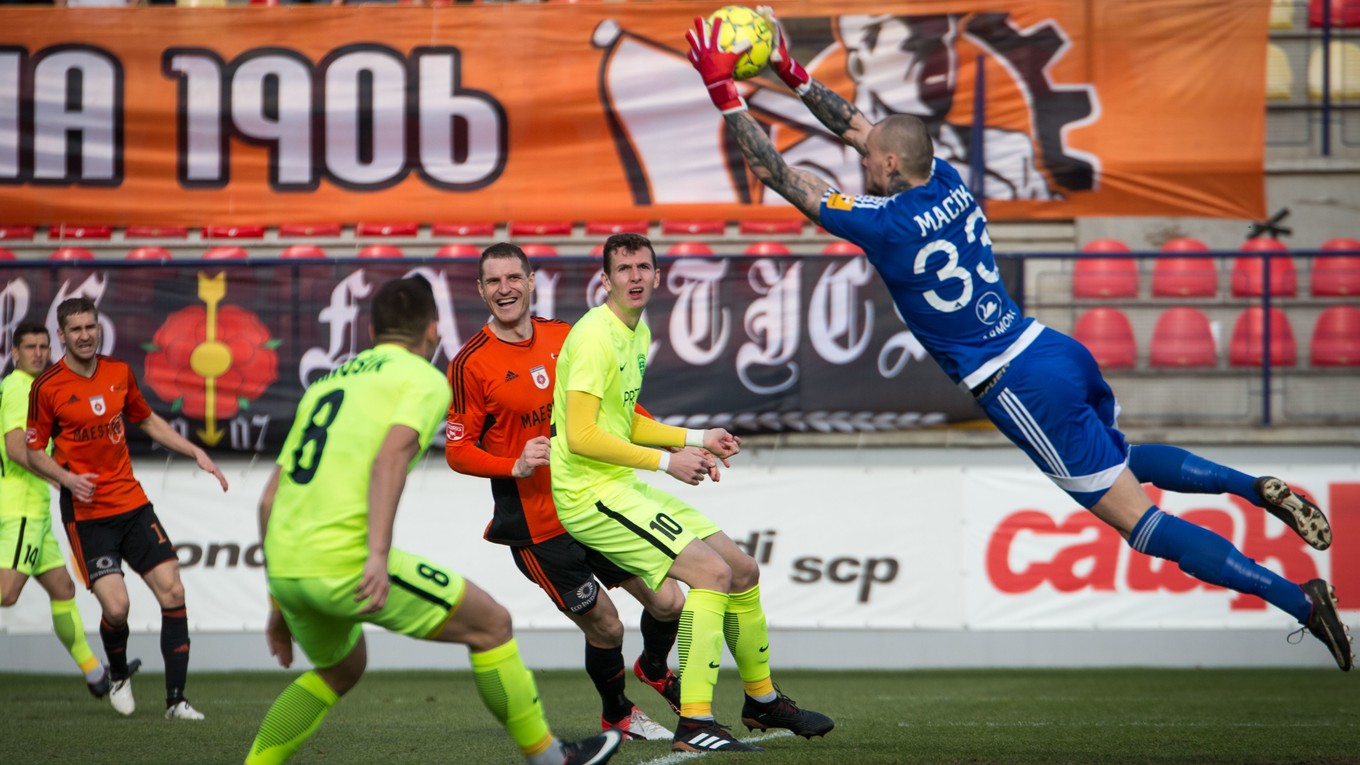 Ružomberský brankár Matúš Macík zasahuje.