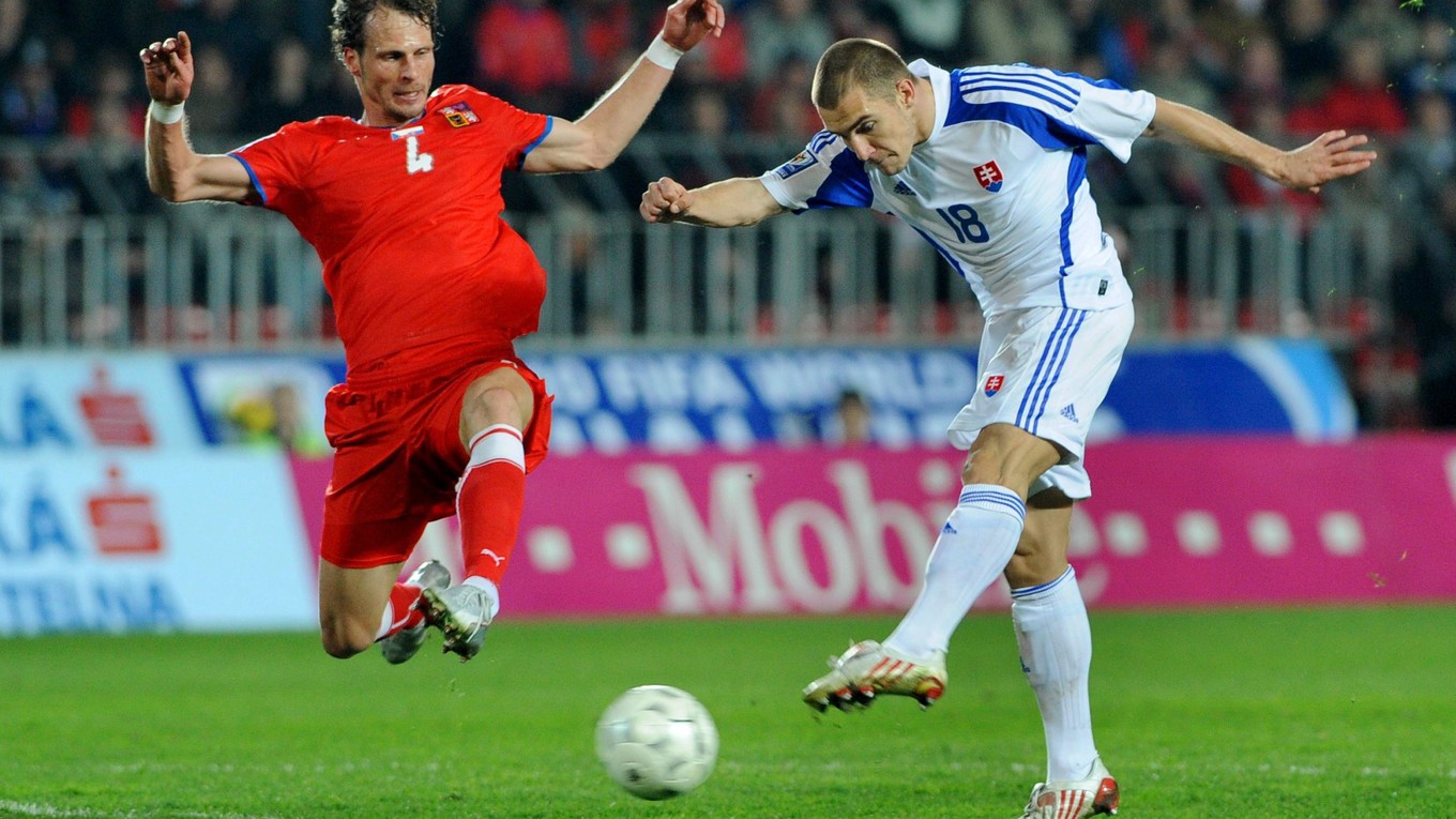 Český bývalý reprezentant David Rozehnal (vľavo) sa rozhodol uzavrieť profesionálnu futbalovú kariéru.
