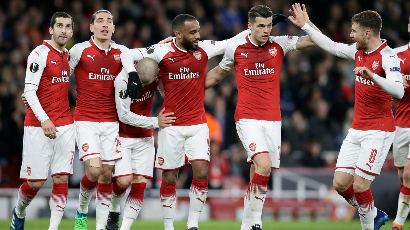 Futbalisti Arsenalu Londýn sa radujú po jednom z gólov.