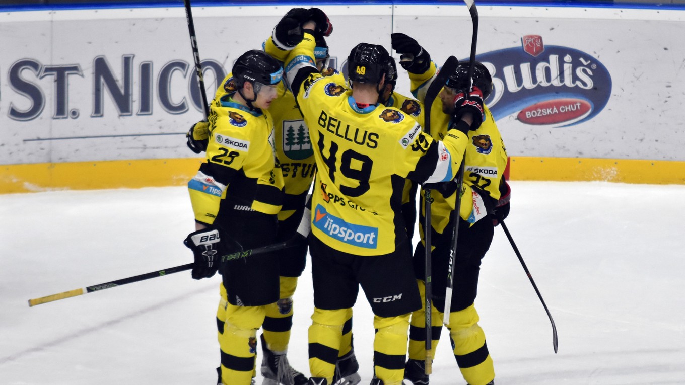 Hokejisti Detvy sa radujú po jednom z gólov.