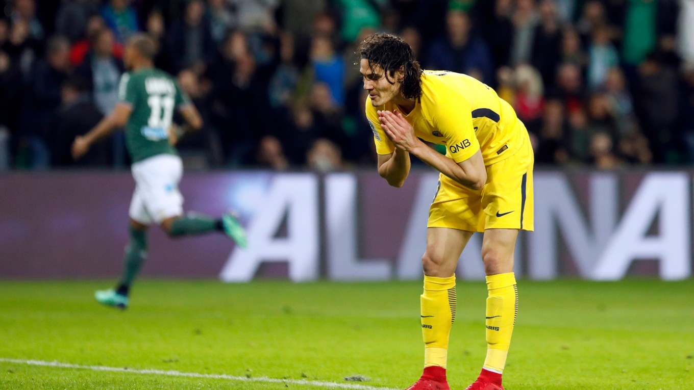 Edinson Cavani z PSG reaguje počas zápasu.