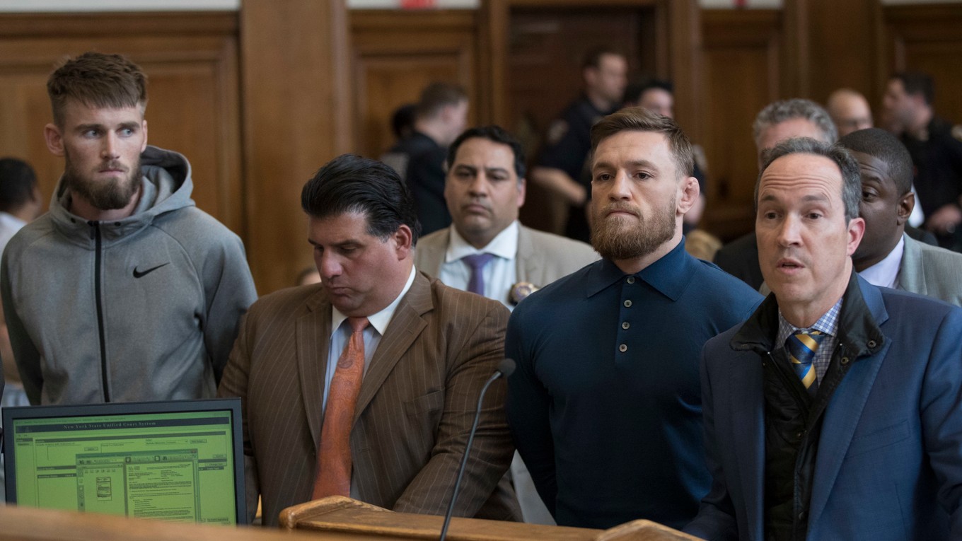 Connor McGregor (druhý sprava) sa postavil pred súd.