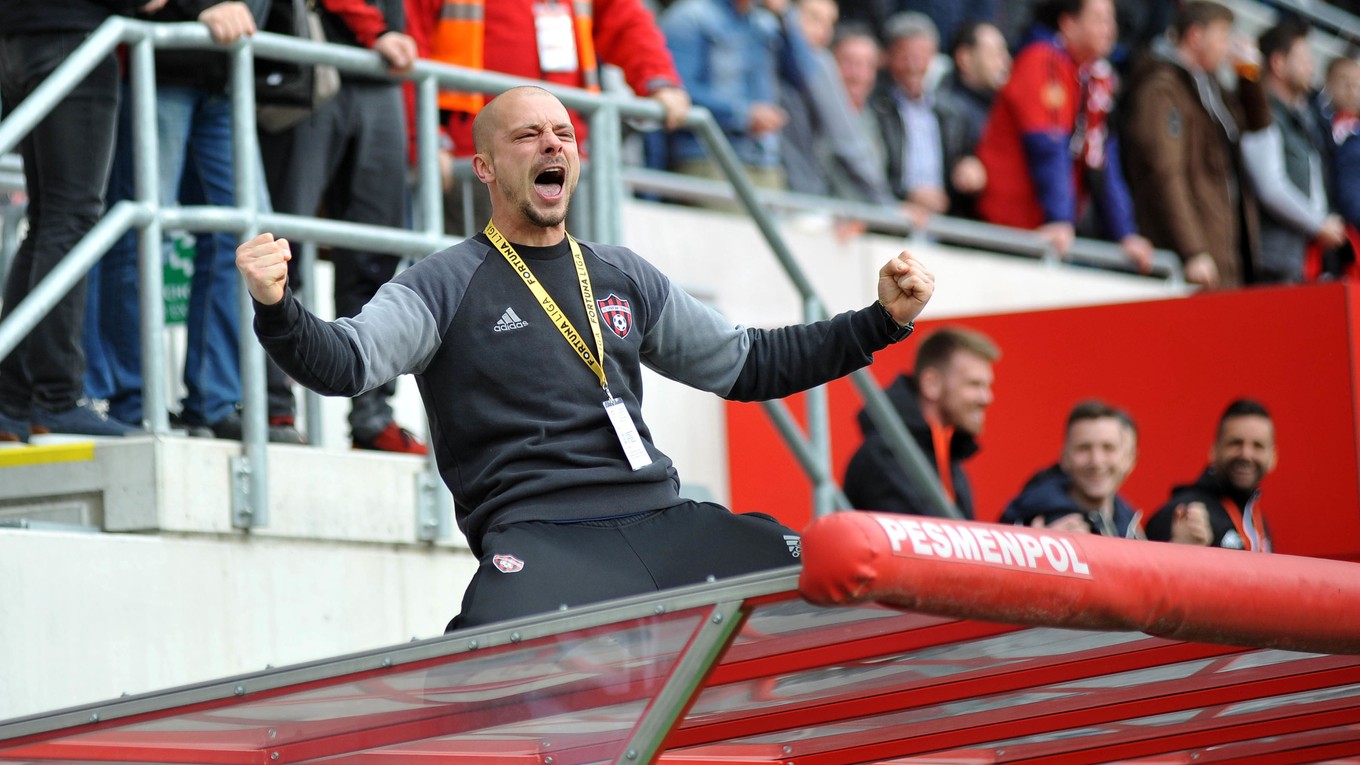 Tréner FC Spartak Trnava Nestor El Maestro oslavuje triumf nad Slovanom Bratislava.