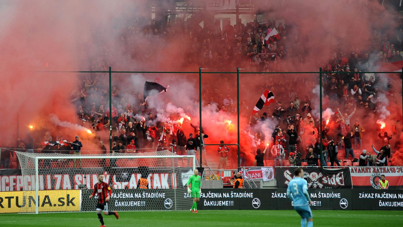 Trnavskí fanúšikovia prepašovali na štadión pyrotechniku.