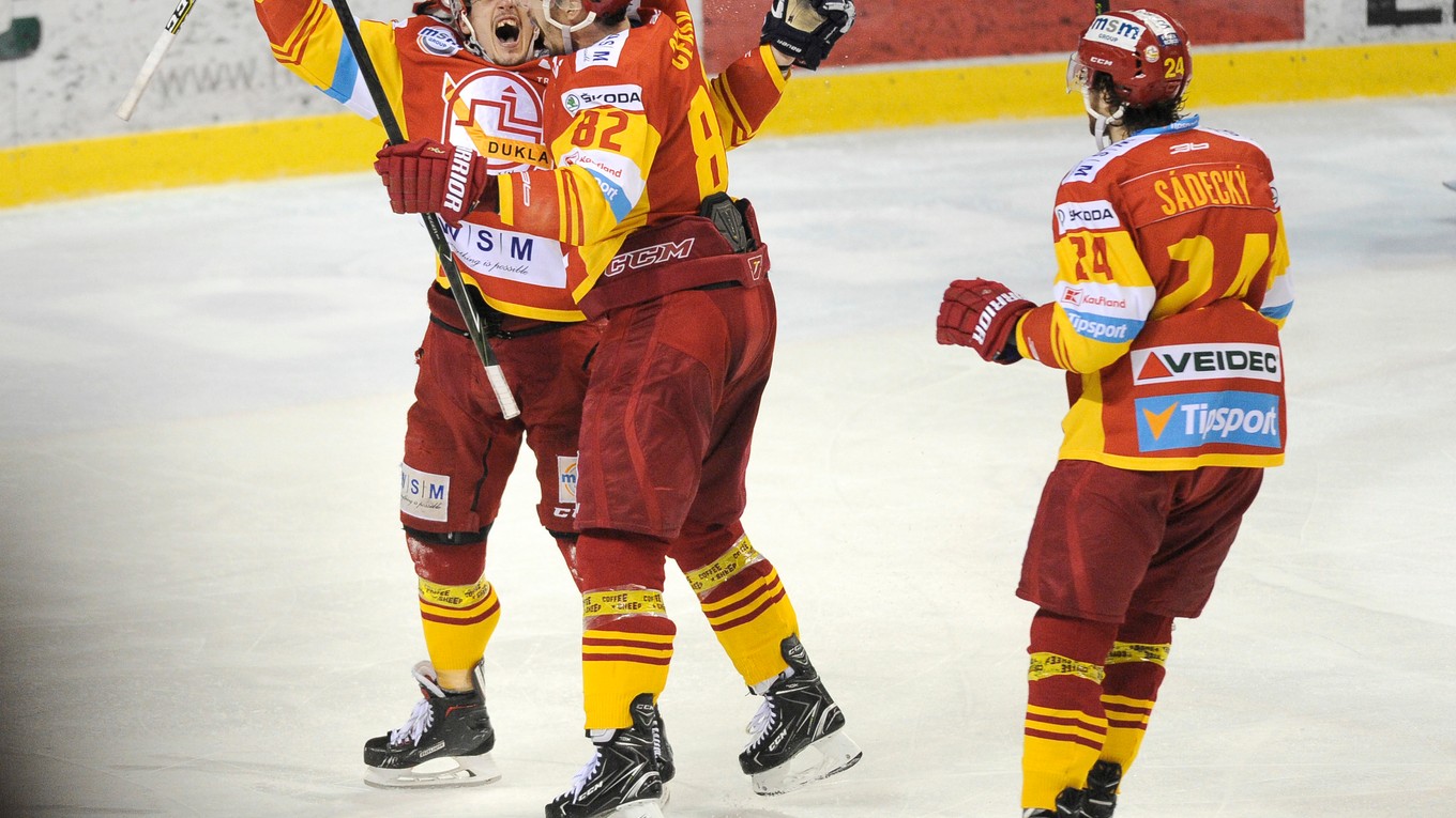 Hokejisti Trenčína sa radujú po jednom z gólov.