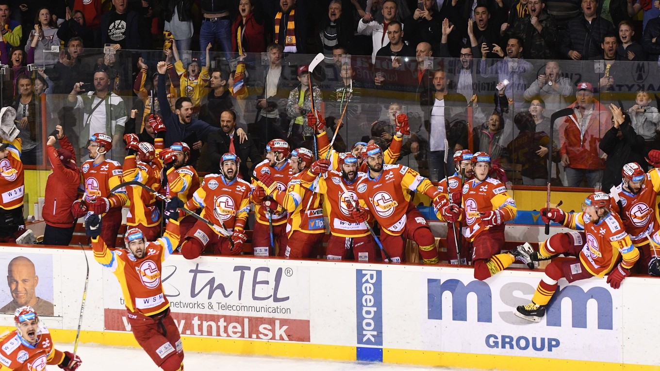 Hokejisti Trenčína sa radujú z postupu do finále.