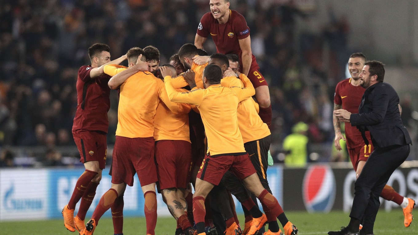 Futbalisti AS Rím sa radujú z postupu do semifinále.