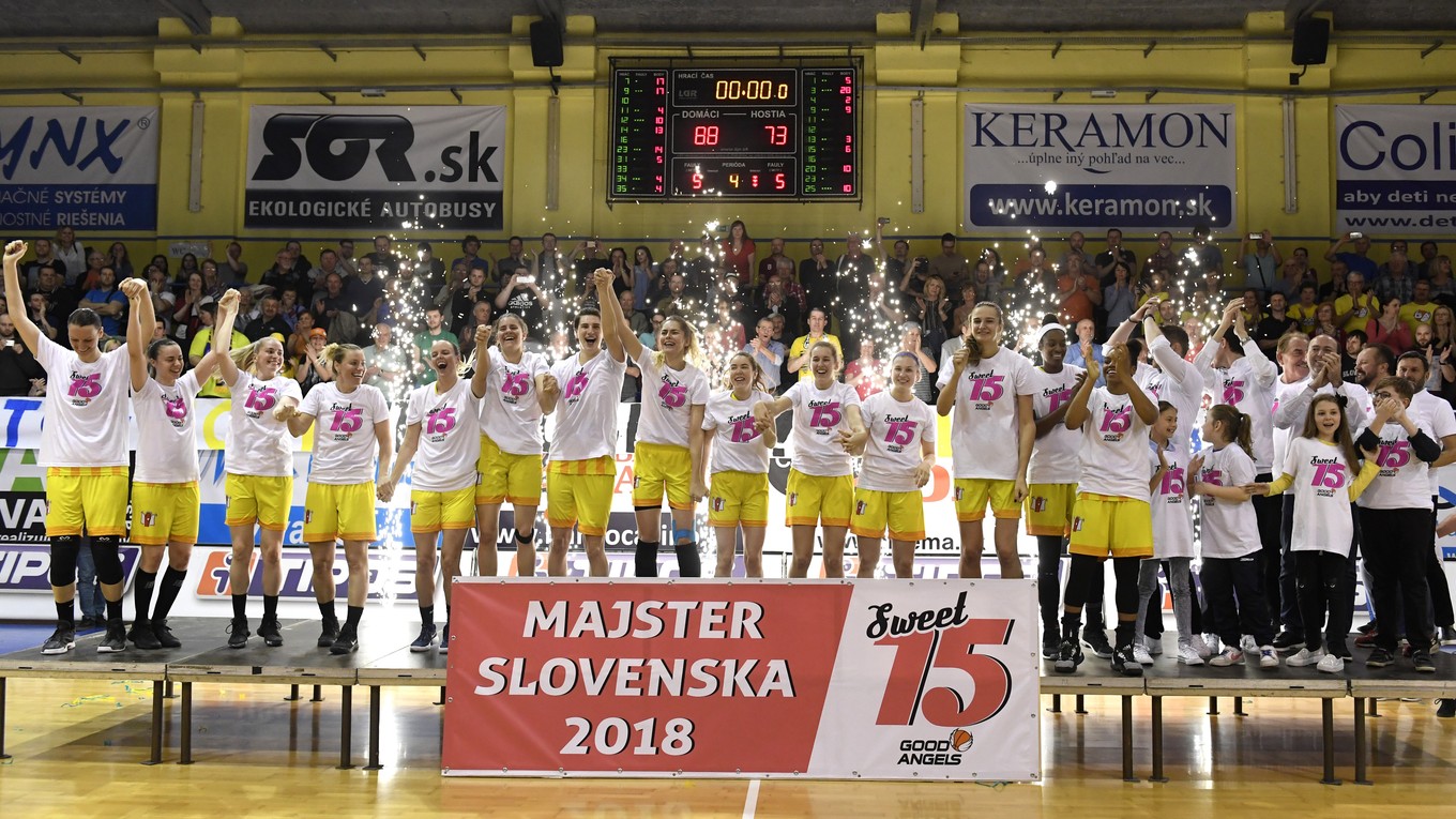 Radosť basketbalistiek Good Angels Košice z 15. titulu po treťom finálovom zápase play off basketbalovej extraligy žien.