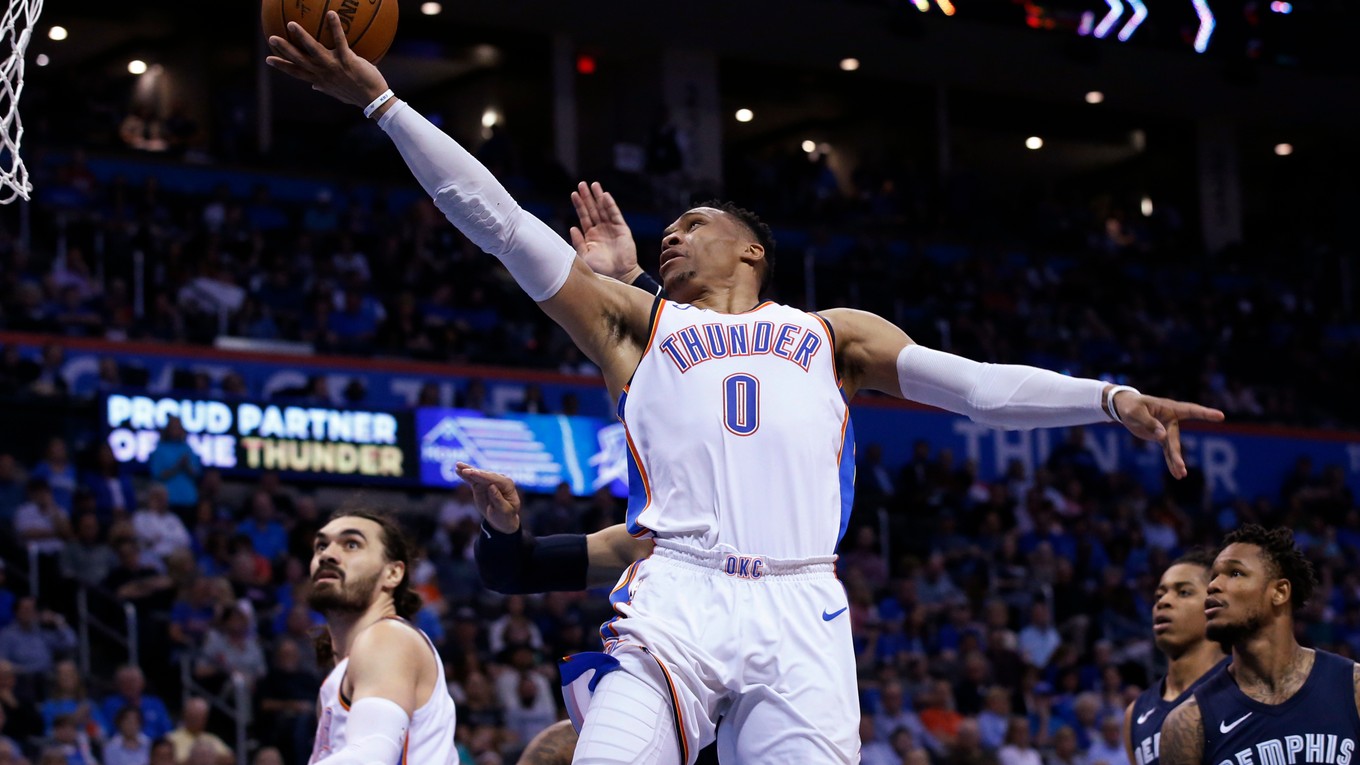 Russell Westbrook z Oklahomy sa so spoluhráčmi stretne v play off s Portlandom.