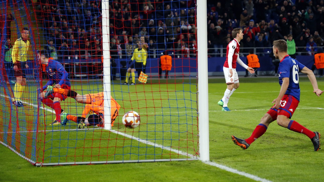 Futbalisti CSKA Moskva strieľajú jeden z gólov. Do semifinále však nepostúpili.