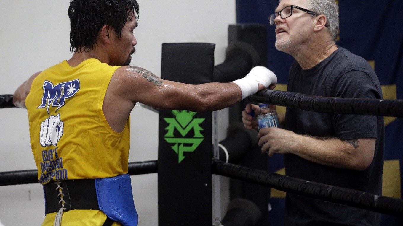 Manny Pacquiao (vľavo) počas tréningu s dnes už bývalým koučom Freddiem Roachom.