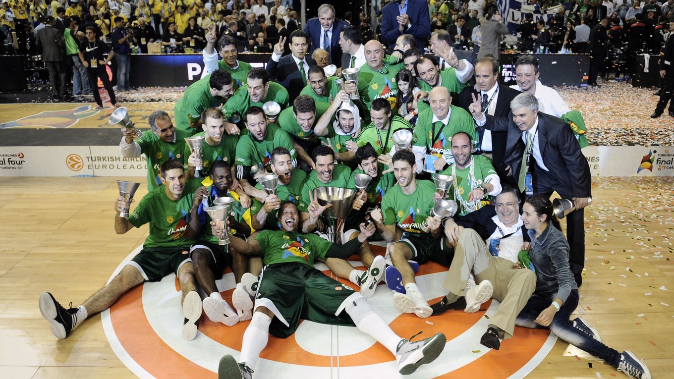 Na snímke z roku 2011 oslavujú basketbalisti Panathinaikosu víťazstvo vo Final Four Euroligy.