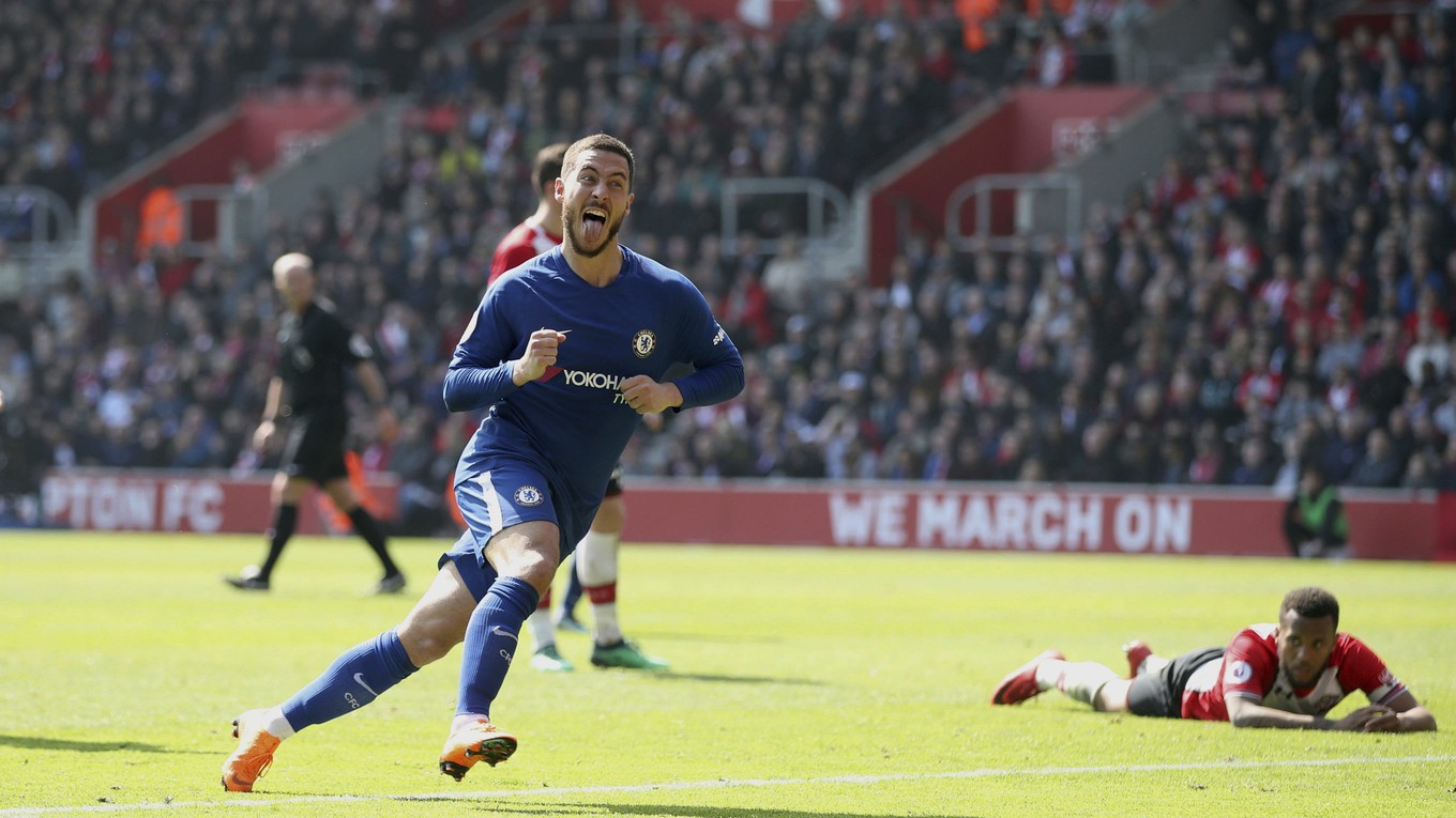 Eden Hazard oslavuje jeden z gólov Chelsea do siete Southamptonu.