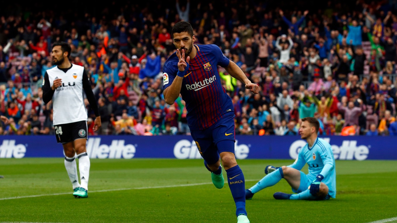 Lewis Suárez oslavuje svoj gól do siete Valencie.