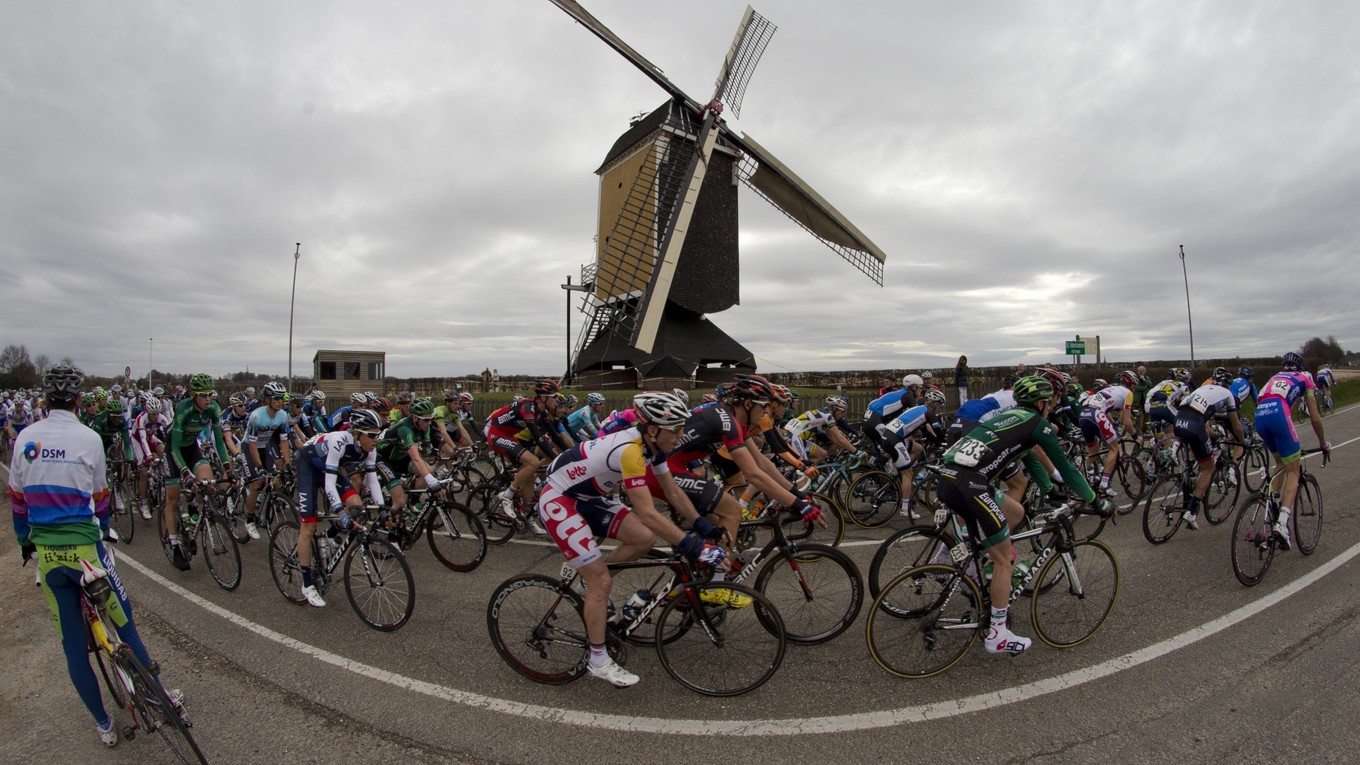 Momentka z pretekov Amstel Gold Race z roku 2013.