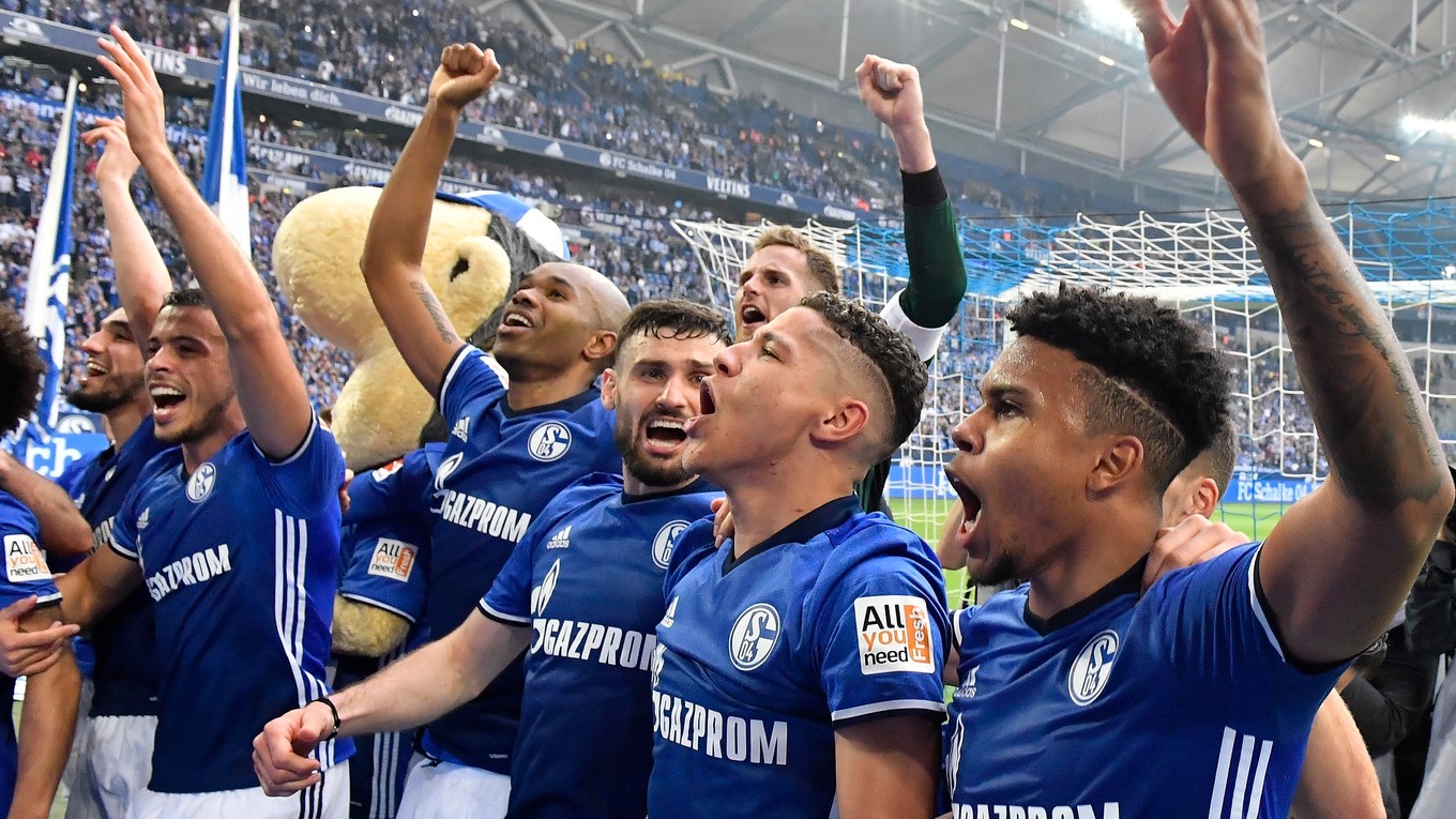 Futbalisti Schalke oslavujú cenné víťazstvo.