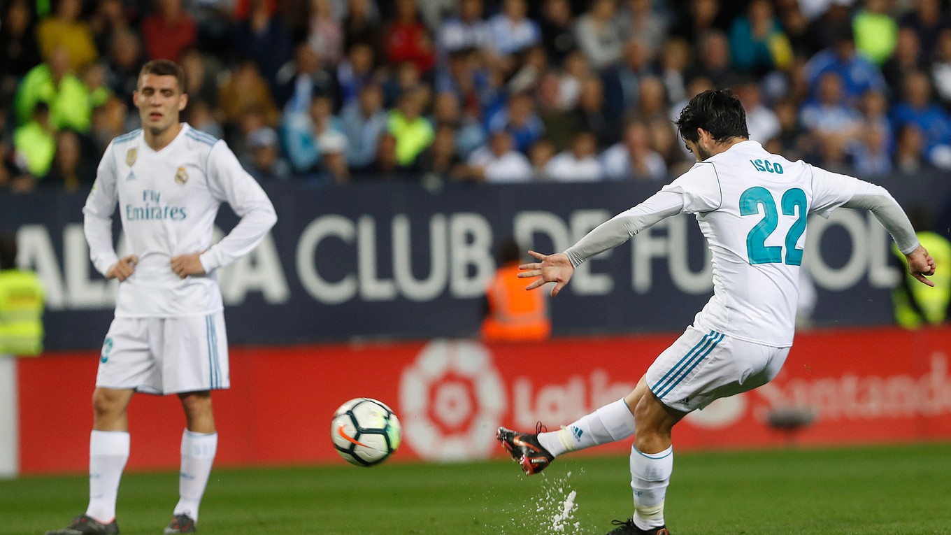 Isco (vpravo) strieľa otvárací gól zápasu.