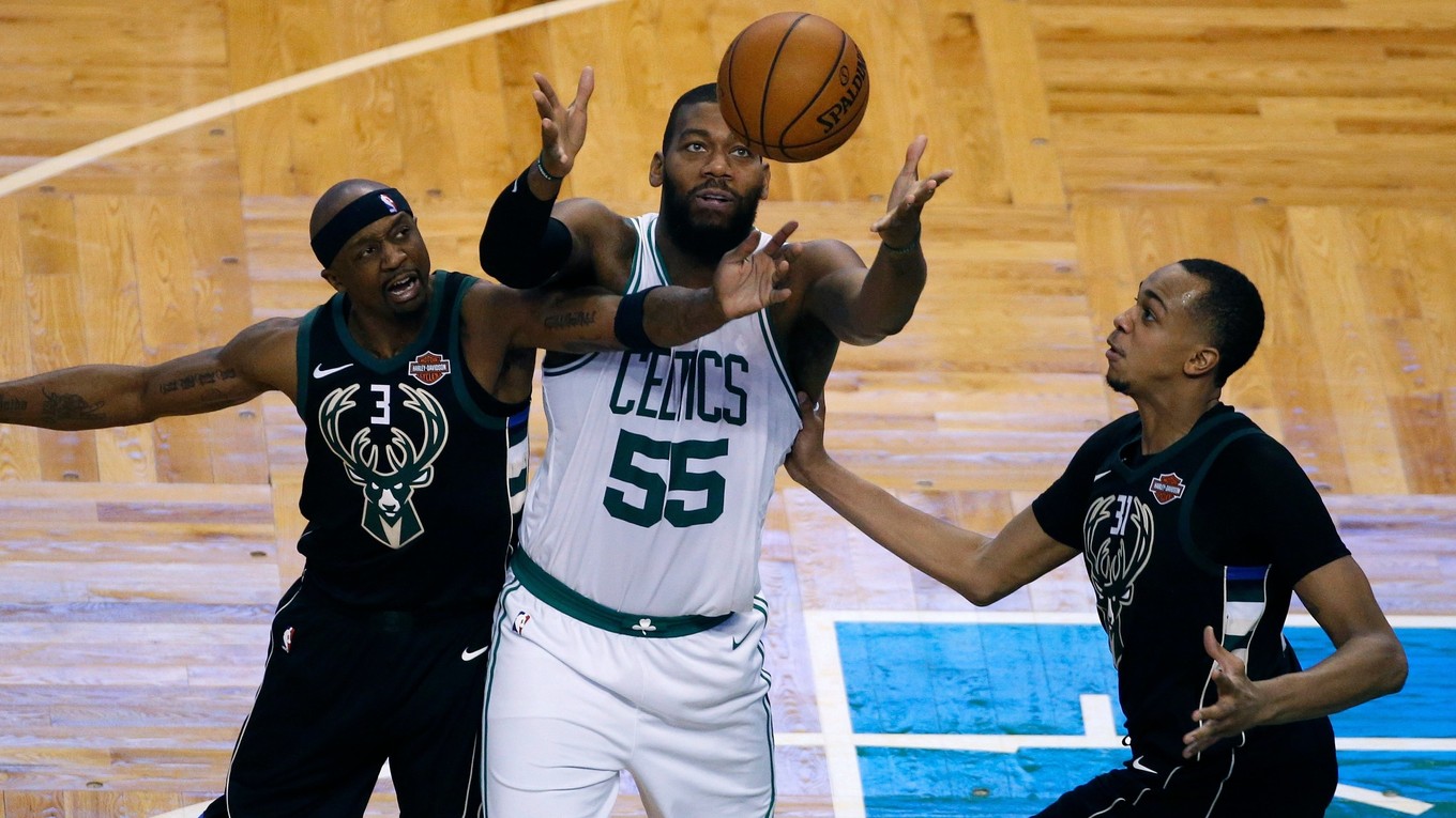 Greg Monroe (v strede) sa pokúša získať loptu v súboji s dvojicou hráčov Milwaukee Jason Terry (vľavo) a John Henson.