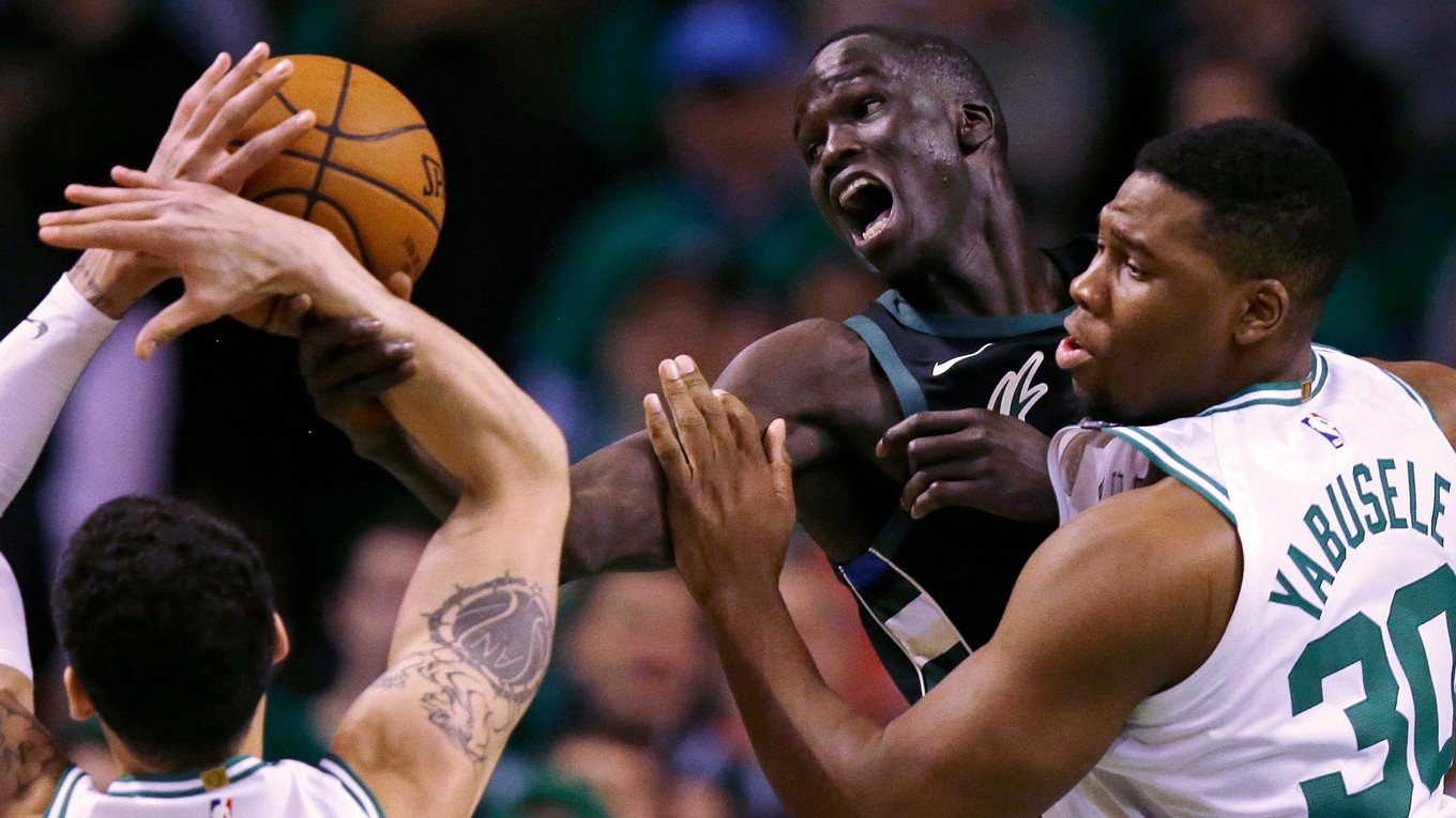 Momentka zo zápasu Boston - Milwaukee.