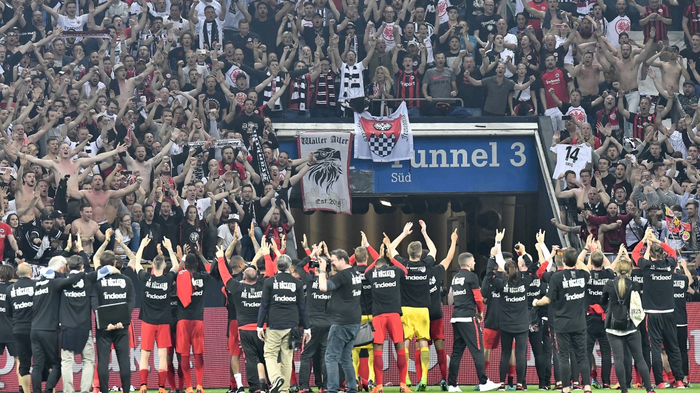 Hráči Frankfurtu ďakujú fanúšikom za podporu po semifinálovom zápase Nemeckého pohára.