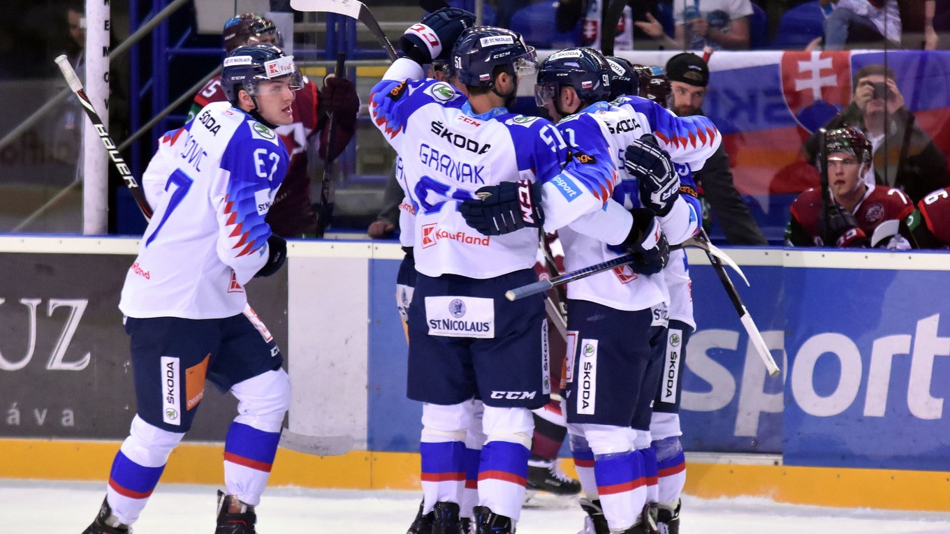 Slovenskí hokejisti sa radujú po jednom z gólov.