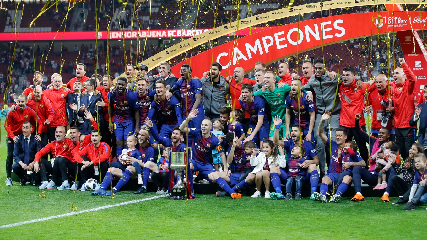 Futbalisti FC Barcelona sa radujú zo zisku trofeje.