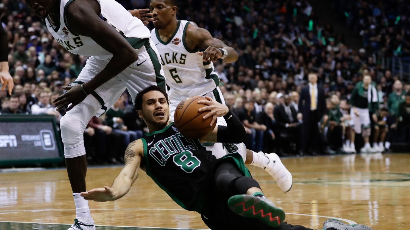 Momentka zo zápasu Milwaukee - Boston.