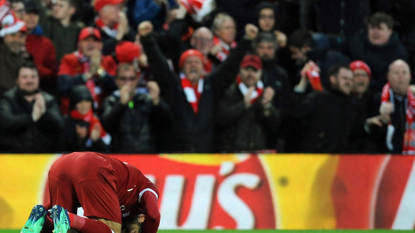 Mohamed Salah svojim typickým spôsobom oslavuje gól do siete AS Rím.