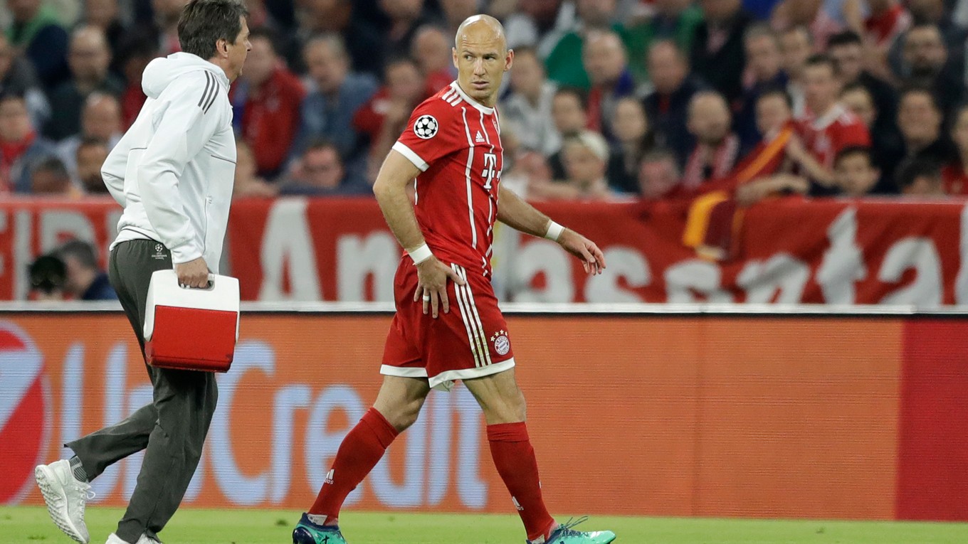 Arjen Robben opustil ihrisko už v úvodných minútach.