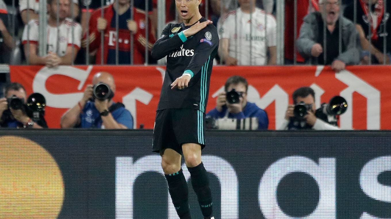 "Bolo to plece, nie ruka," akoby vravel Cristiano Ronaldo.