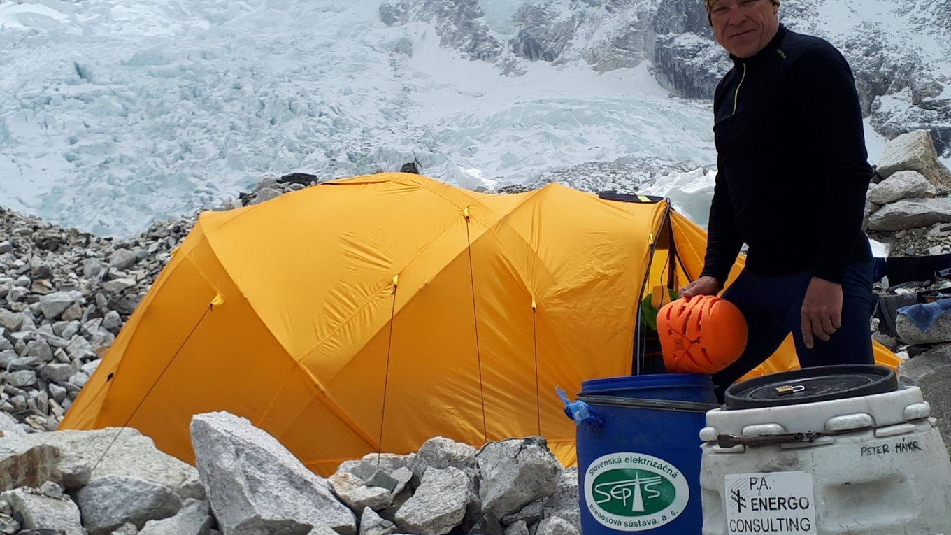 Peter Hámor v základnom tábore pod Mount Everestom.
