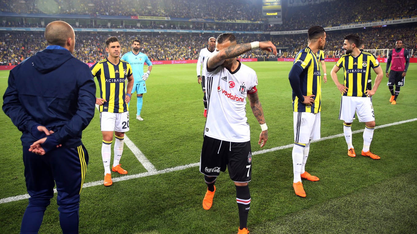 Hráči Besiktasu (uprostred) a Fenerbahce odchádzajú z trávnika v semifinálovom zápase Tureckého pohára.